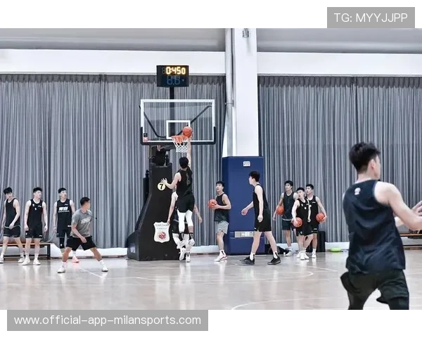 球员训练及赛前准备全记录，正式比赛开始前球员必须佩戴的装备有